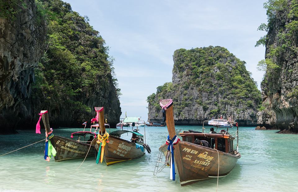 phi Phi island in Phuket Tour Packages