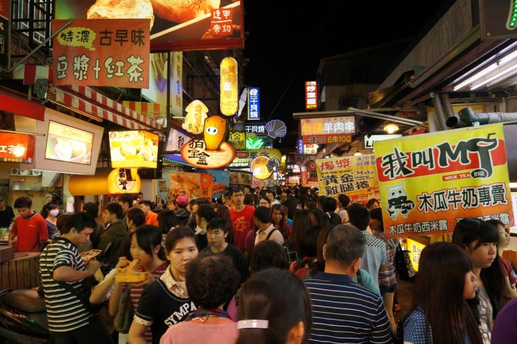 Feng Jia Night Market is the biggest night market in Taichung, Taiwanese delicacies, drinks, food shops known as the first station in Taiwan.