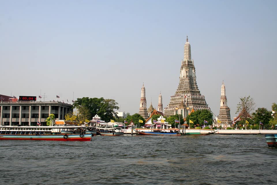 Bangkok Tour Packages that include ferry boat to Wat Arun which is popular tourist destination